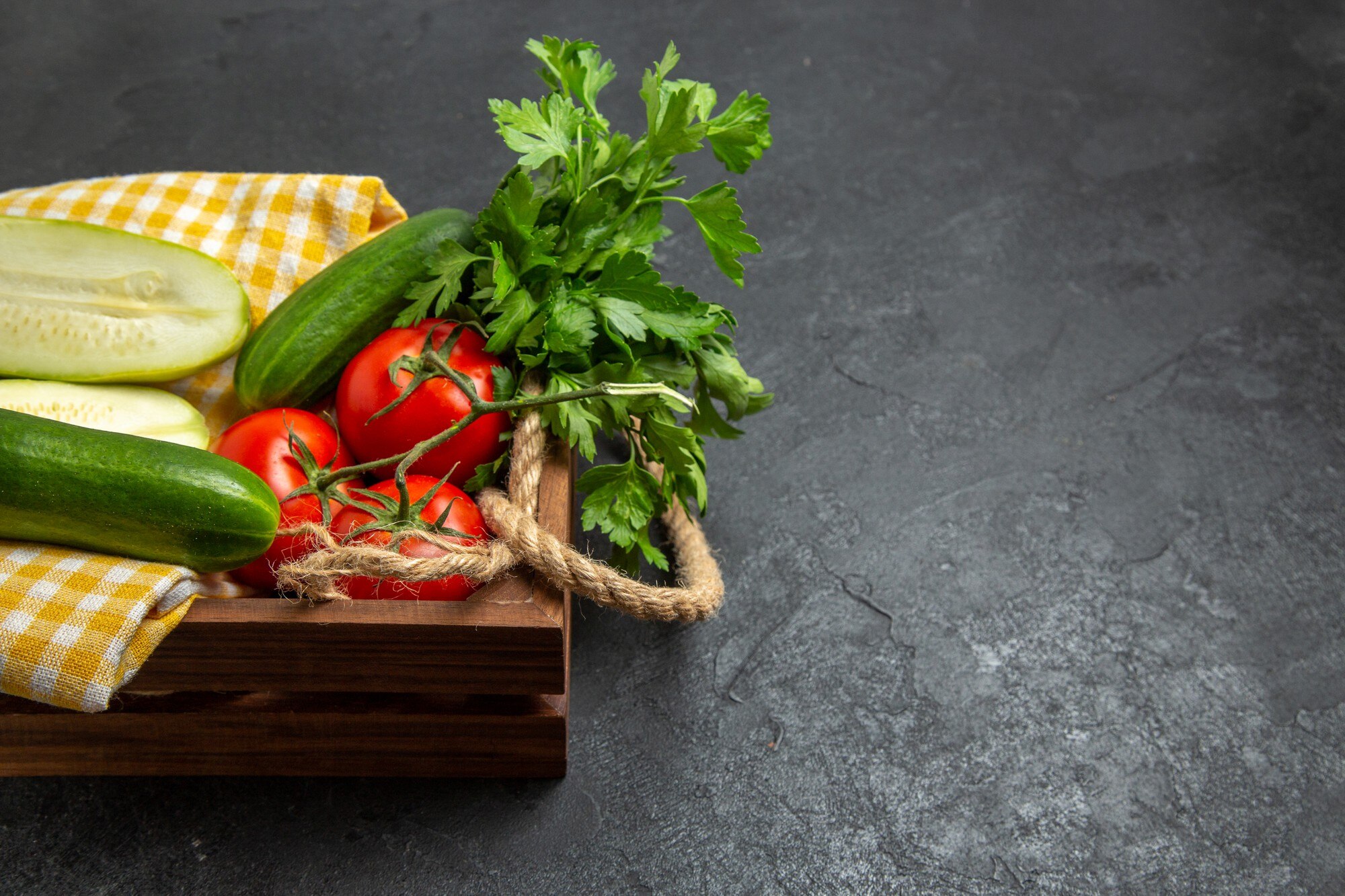 Verduras frescas de hojas verdes dispuestas sobre una mesa